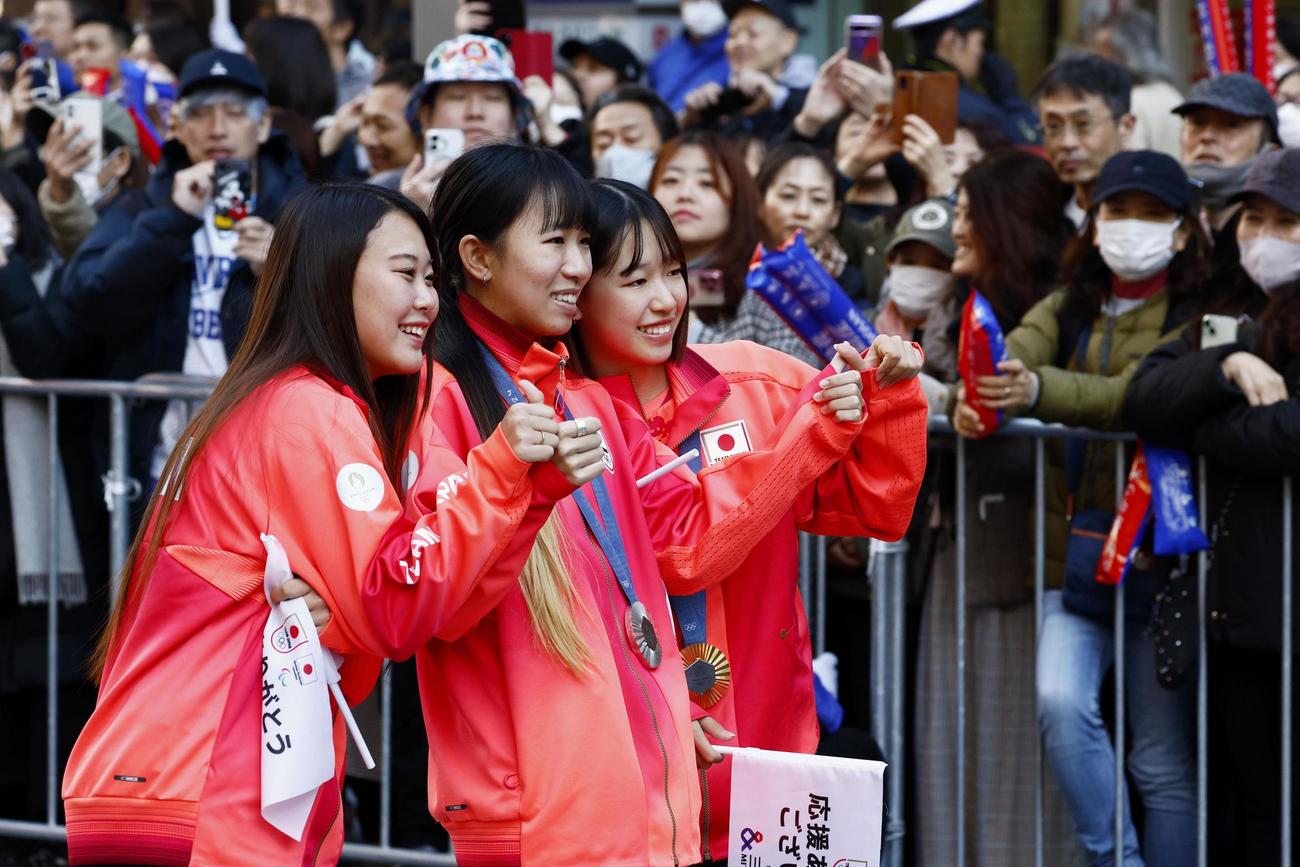 パリ五輪・パラリンピックの日本選手団による応援感謝イベントで笑顔を見せる、スケートボード女子の（左から）草木ひなの、赤間凛音、吉沢恋（共同）