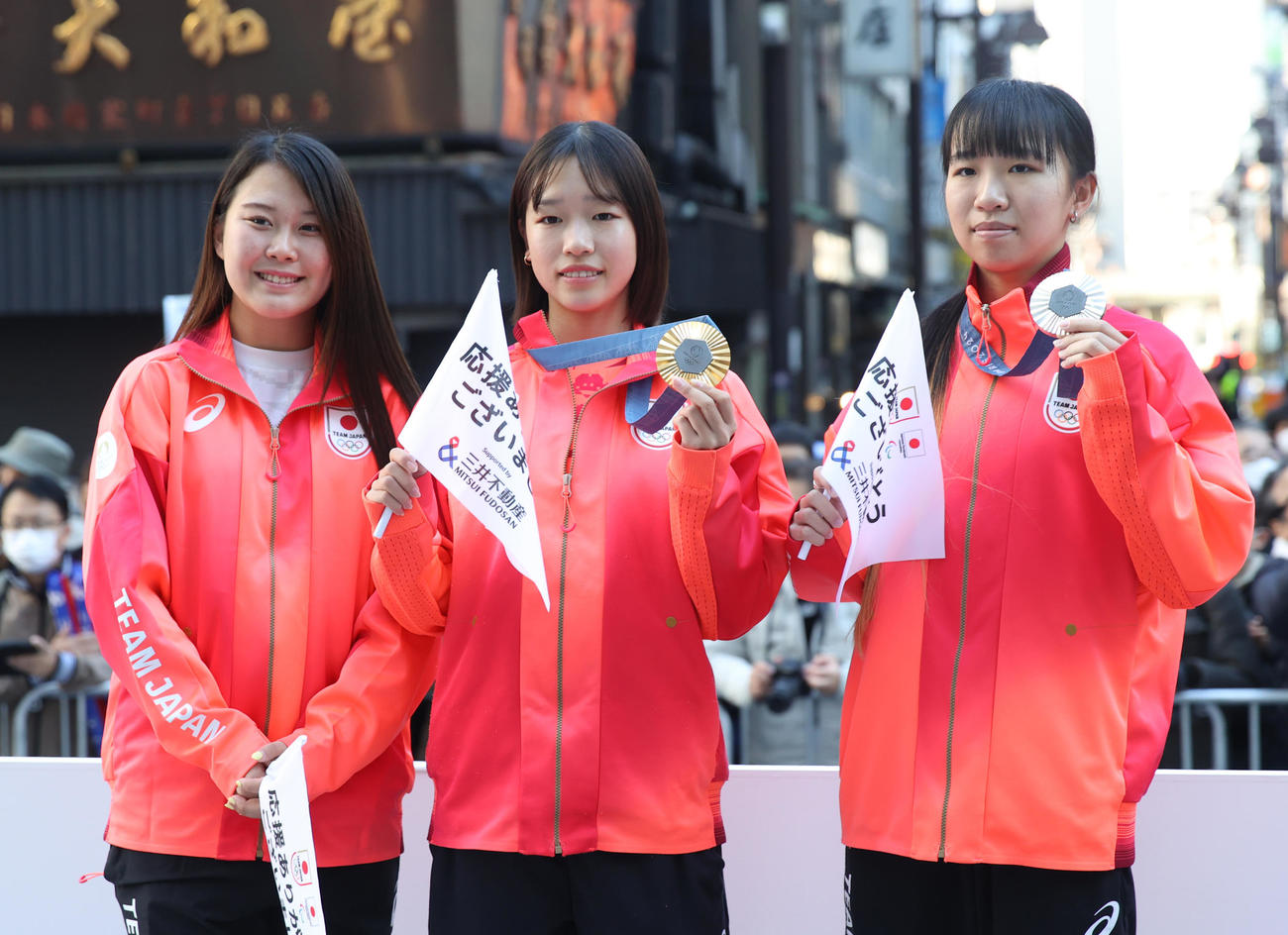 パリ五輪・パラのパレードで撮影に応じる、左からスケートボード女子パークの草木、女子ストリート金メダルの吉沢、銀メダルの赤間（撮影・柴田隆二）
