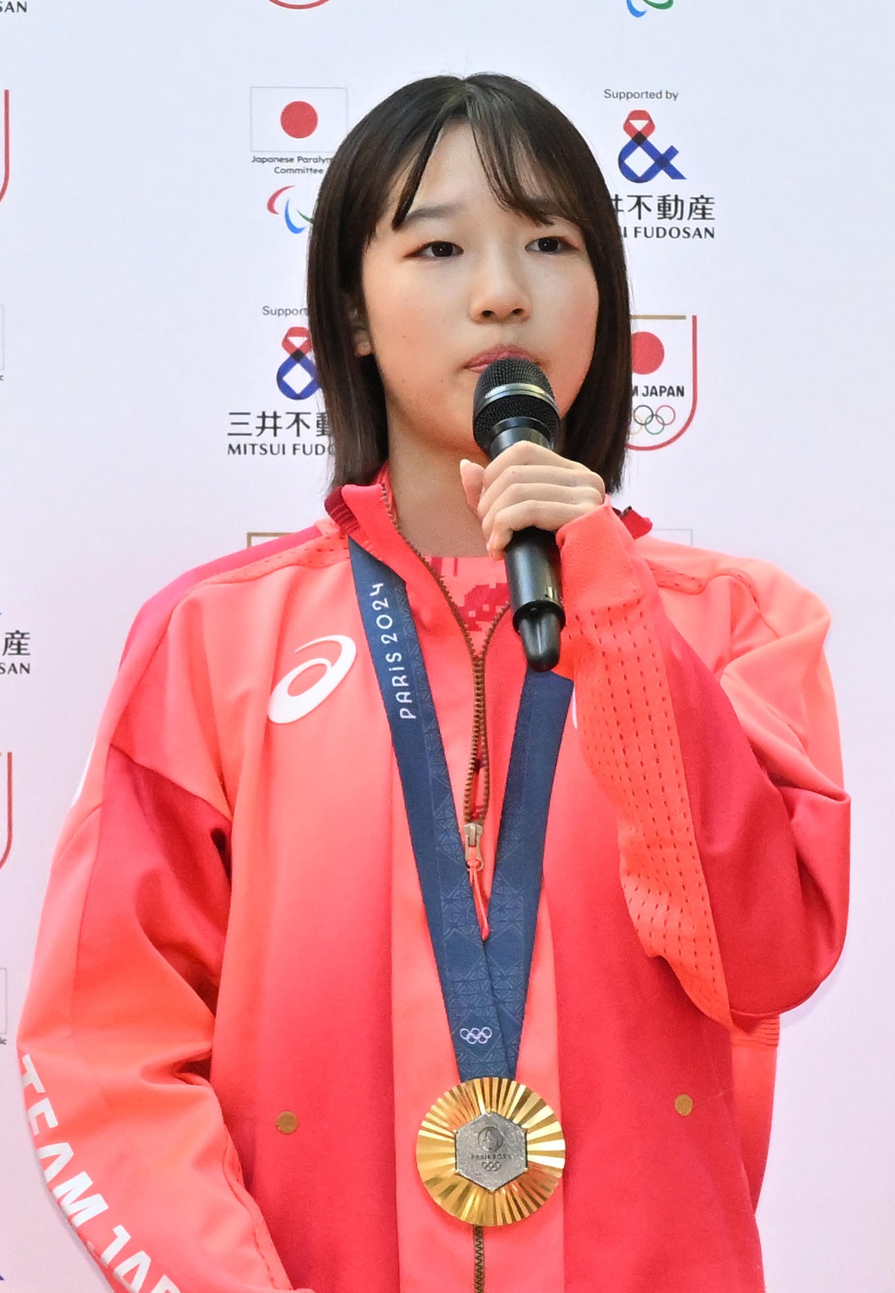 「パリ五輪・パラリンピックTEAM JAPAN応援感謝イベント」のパレード後、取材に応じる吉沢恋