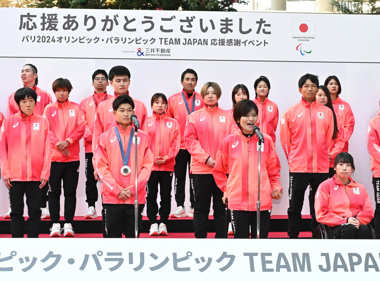 「パリ五輪・パラリンピックTEAM JAPAN応援感謝イベント」でパラリンピアンを代表してあいさつする自転車競技女子個人ロードレースの杉浦佳子（前列右から2人目）（撮影・千葉一成）
