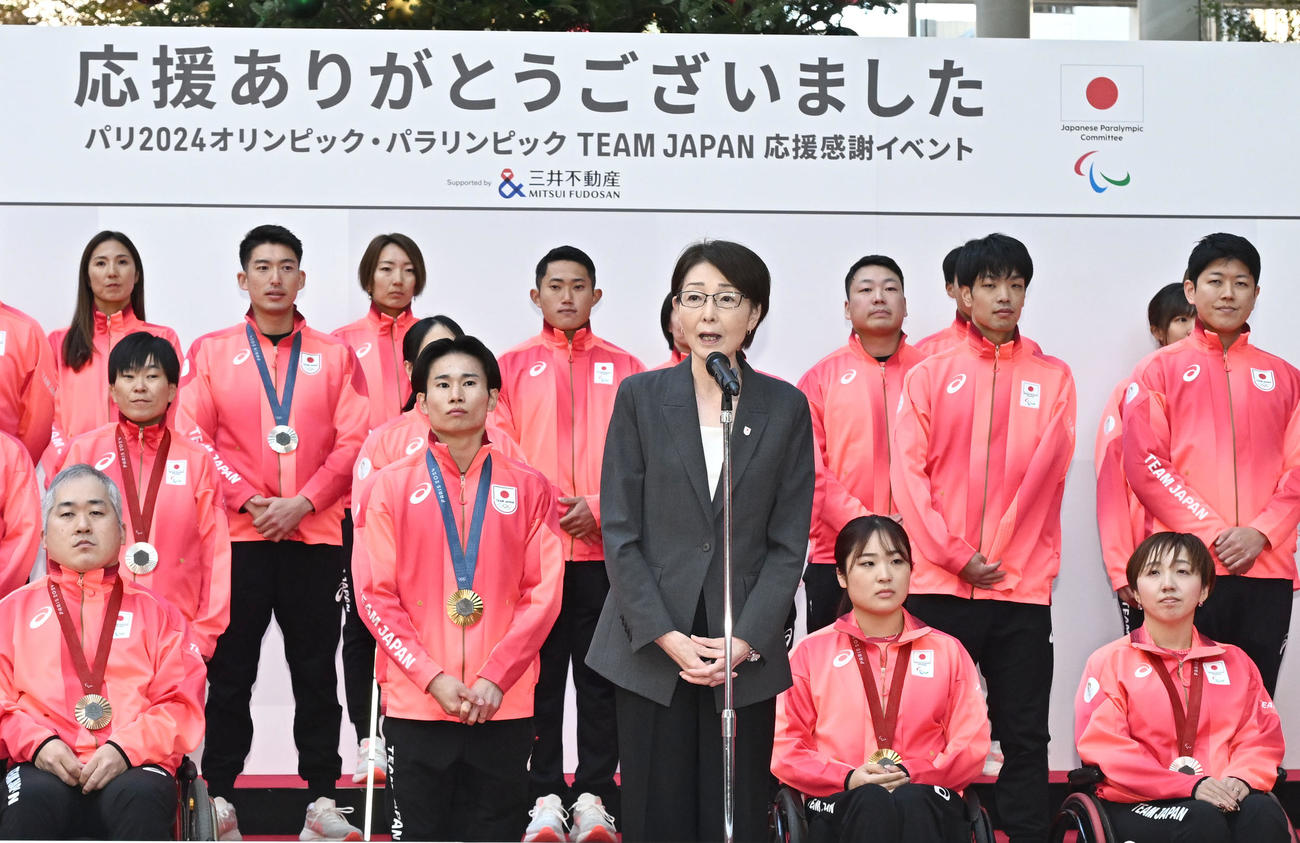 「パリ五輪・パラリンピックTEAM JAPAN応援感謝イベント」であいさつするJOCの三屋副会長（撮影・千葉一成）