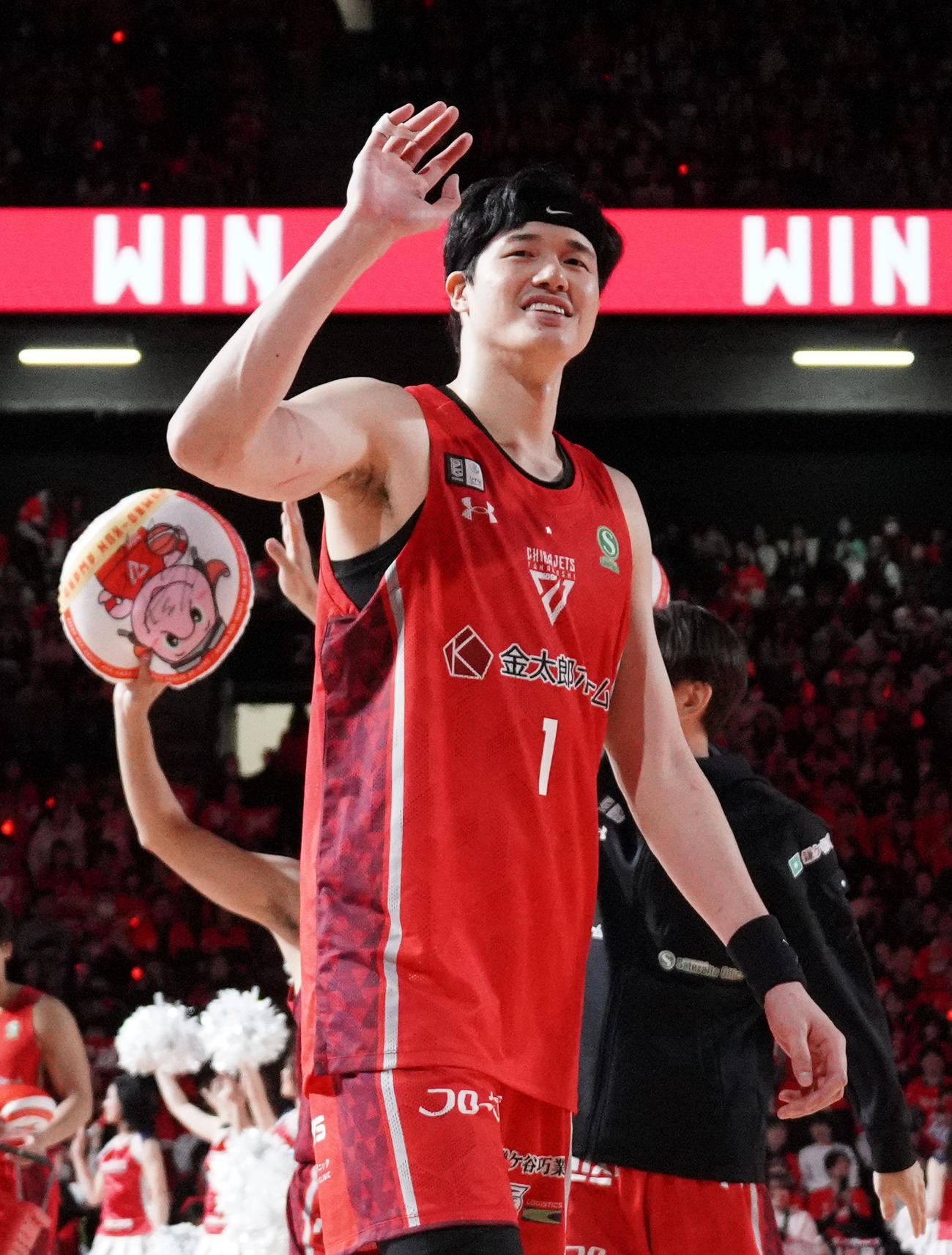 千葉J対琉球　試合に勝利し笑顔で場内1周する千葉J渡辺（撮影・中島郁夫）