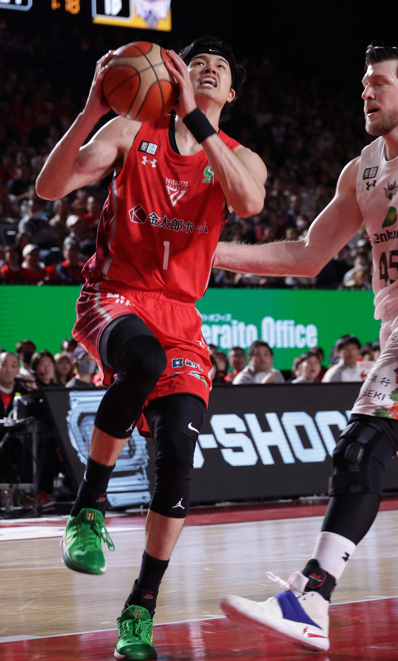 千葉J対琉球　第2クオーター、シュートを決める千葉J渡辺（撮影・中島郁夫）