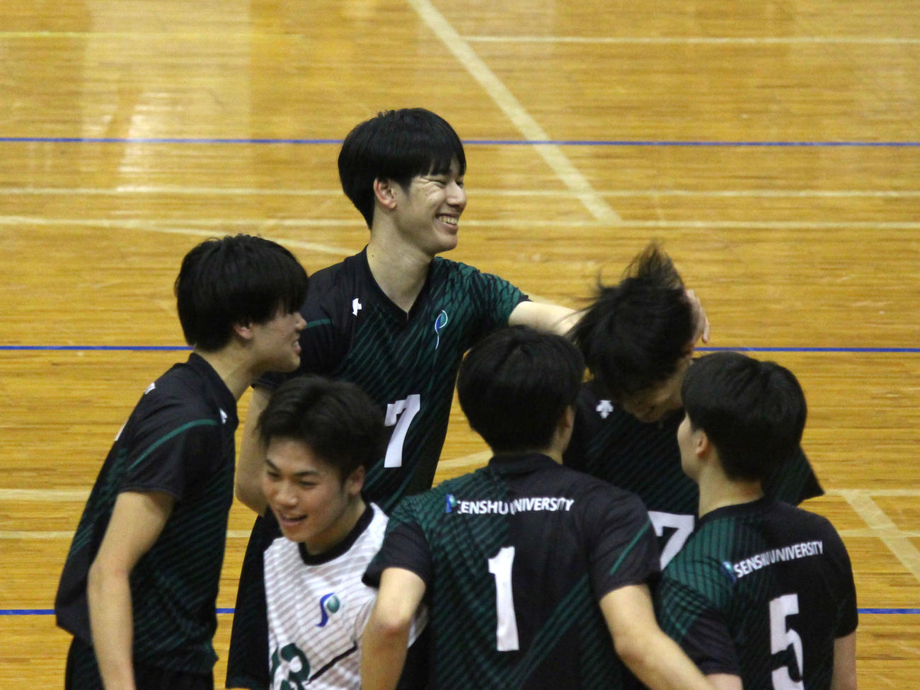 近大に勝利し、仲間をもみくちゃにする甲斐（奥）（撮影・勝部晃多）