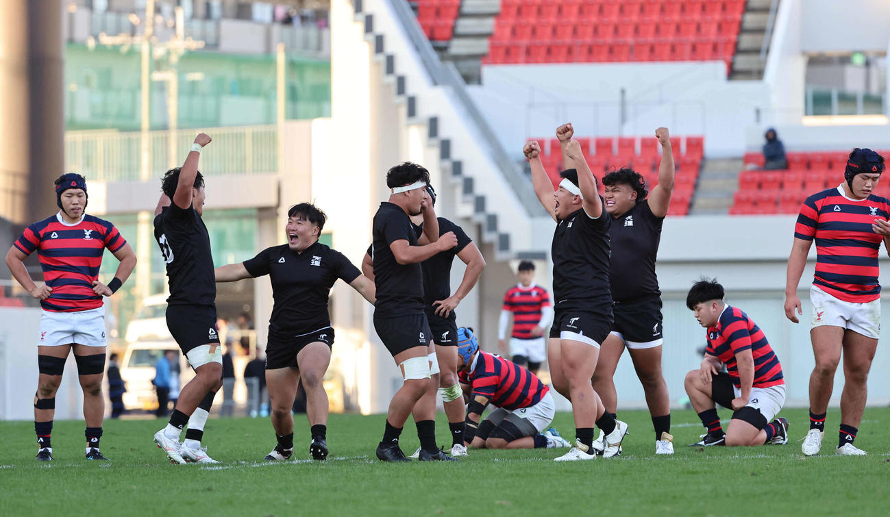 天理大対京産大　京産大を破り優勝した天理大フィフティーンは試合終了の瞬間、ガッツポーズ（撮影・上田博志）