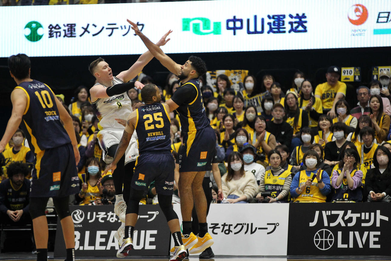 宇都宮対SR渋谷　渋谷のジョシュ・ホーキンソンを2人でマークする宇都宮のD.J・ニュービルとグラント・ジェレット（撮影・沢田啓太郎）