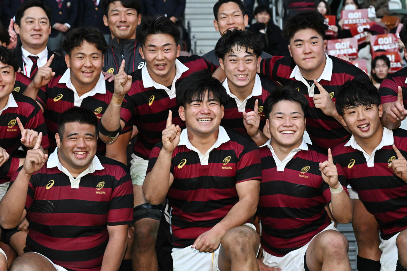 早大対明大　試合後、記念撮影する早大・佐藤（前列左から2人目）ら（撮影・滝沢徹郎）