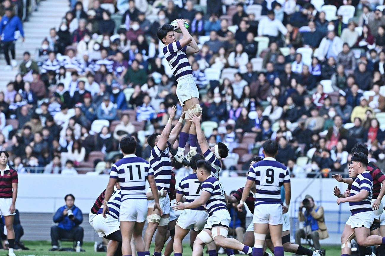 早大対明大　後半、ラインアウトのボールを取る明大の選手たち（撮影・滝沢徹郎）