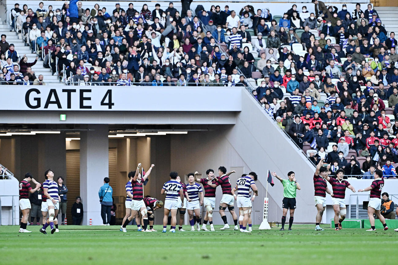 早大対明大　明大に勝利し喜ぶ早大の選手たち（撮影・滝沢徹郎）