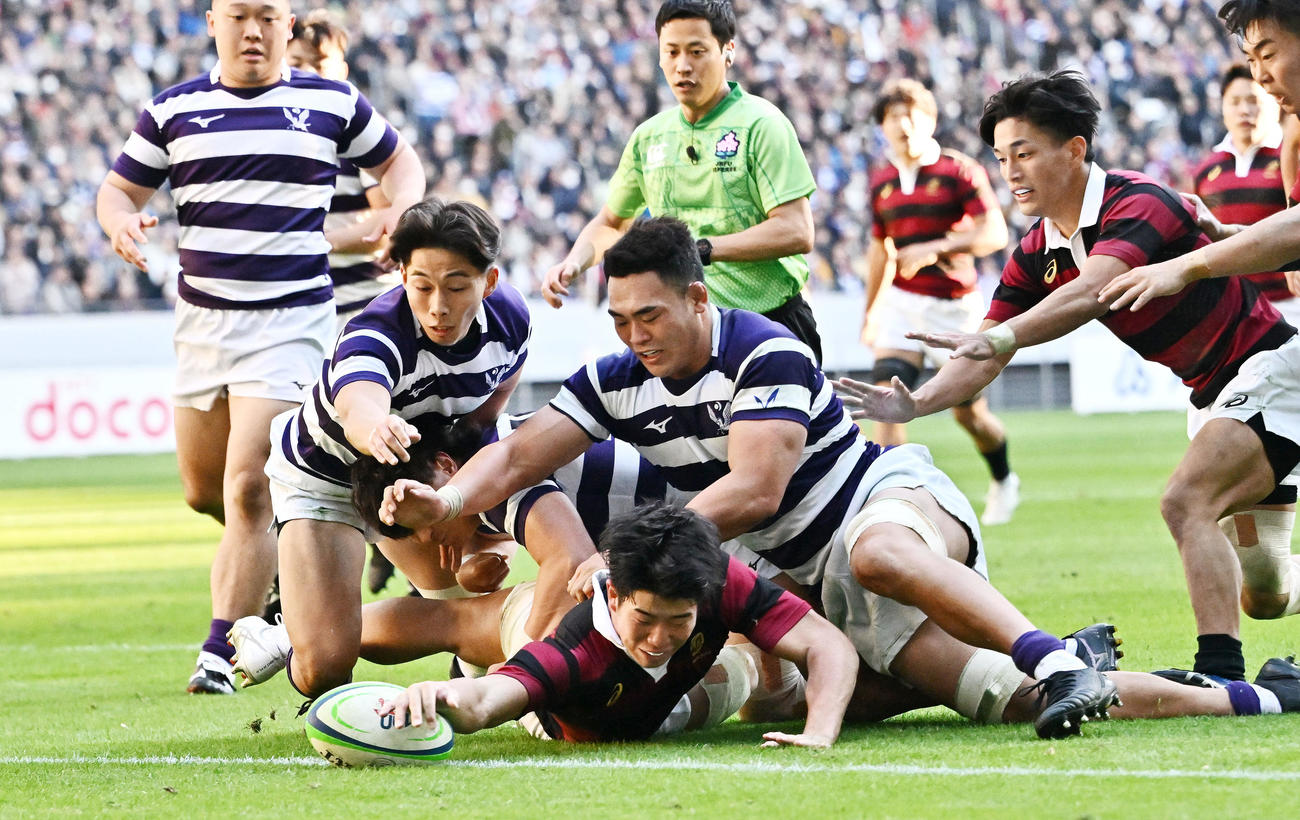 早大対明大　後半、トライを決める早大・矢崎（下）（撮影・滝沢徹郎）