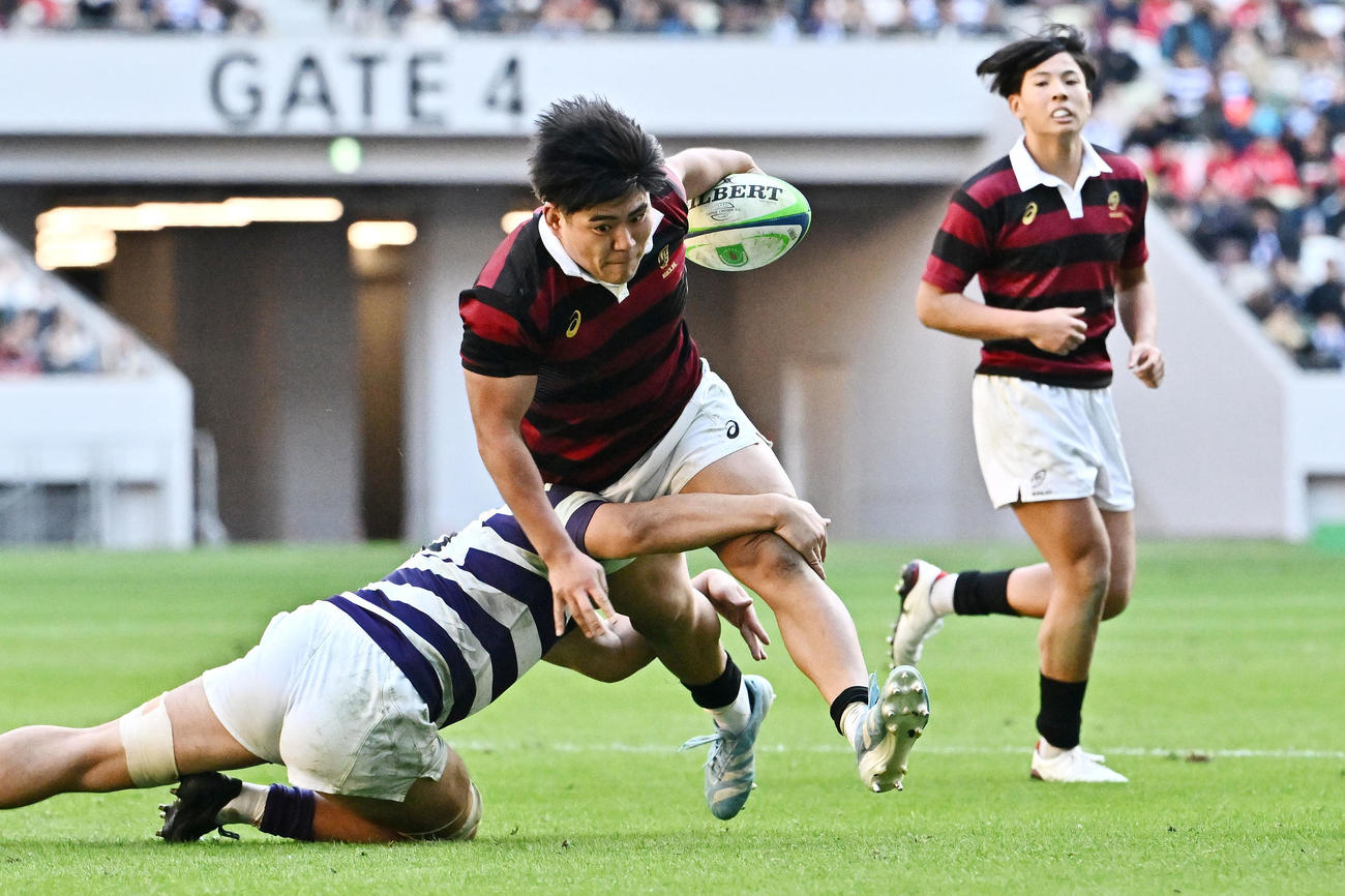 早大対明大　後半、攻め込む早大・佐藤（中央）（撮影・滝沢徹郎）
