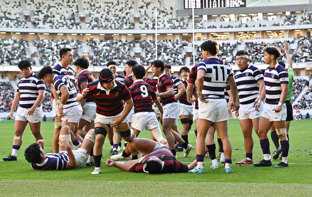 早大対明大　後半、早大・佐藤のトライで得点し喜ぶ選手たち（撮影・滝沢徹郎）