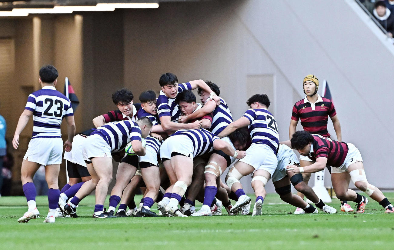 早大対明大　後半、攻め込む明大の選手たち（撮影・滝沢徹郎）