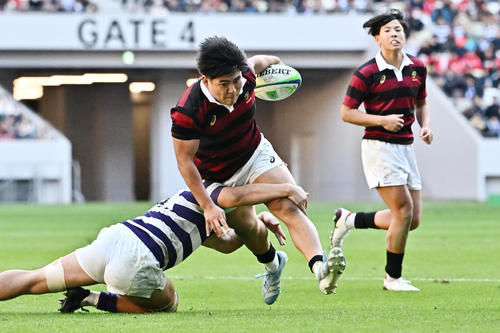 早大対明大　後半、攻め込む早大・佐藤（中央）（撮影・滝沢徹郎）