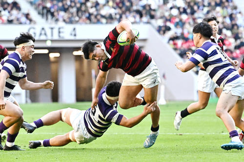 早大対明大　後半、攻め込む早大・佐藤（中央）（撮影・滝沢徹郎）