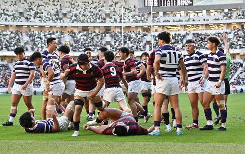 早大対明大　後半、早大・佐藤のトライで得点し喜ぶ選手たち（撮影・滝沢徹郎）