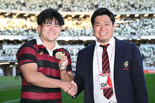 早大対明大　試合後、握手を交わす早大・佐藤（左）と大田尾監督（撮影・滝沢徹郎）