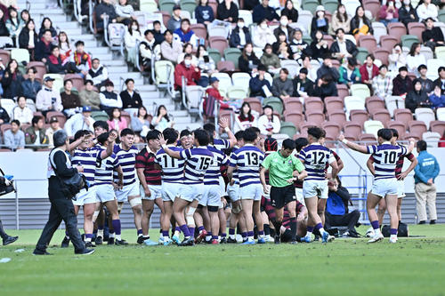 早大対明大　前半、追加点を奪い喜ぶ明大の選手たち（撮影・滝沢徹郎）