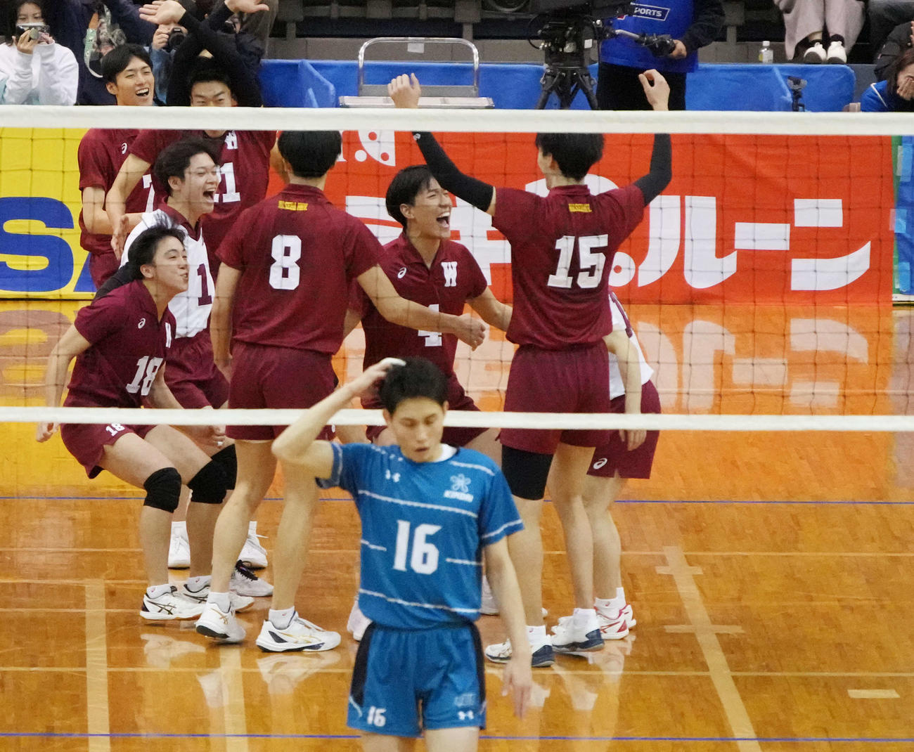 早大対近大　3位決定戦を制し喜ぶ早大の選手たち（撮影・小沢裕）