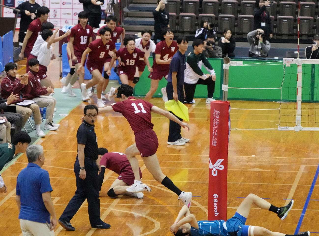 男子3位決定戦　早大対近大　3位決定戦を勝利し喜ぶ早大の選手たち（撮影・小沢裕）
