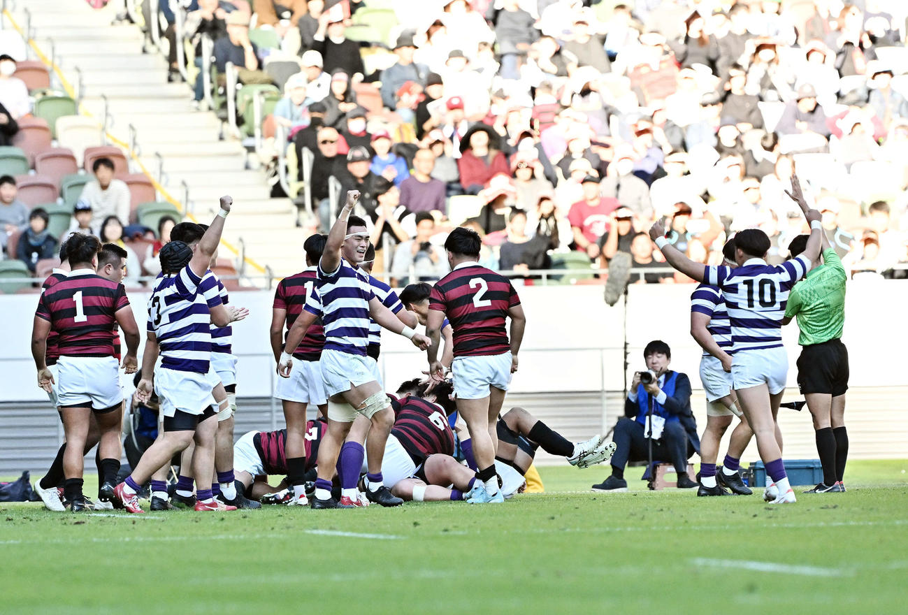 早大対明大　前半、トライを決め喜ぶ明大の選手たち（撮影・滝沢徹郎）