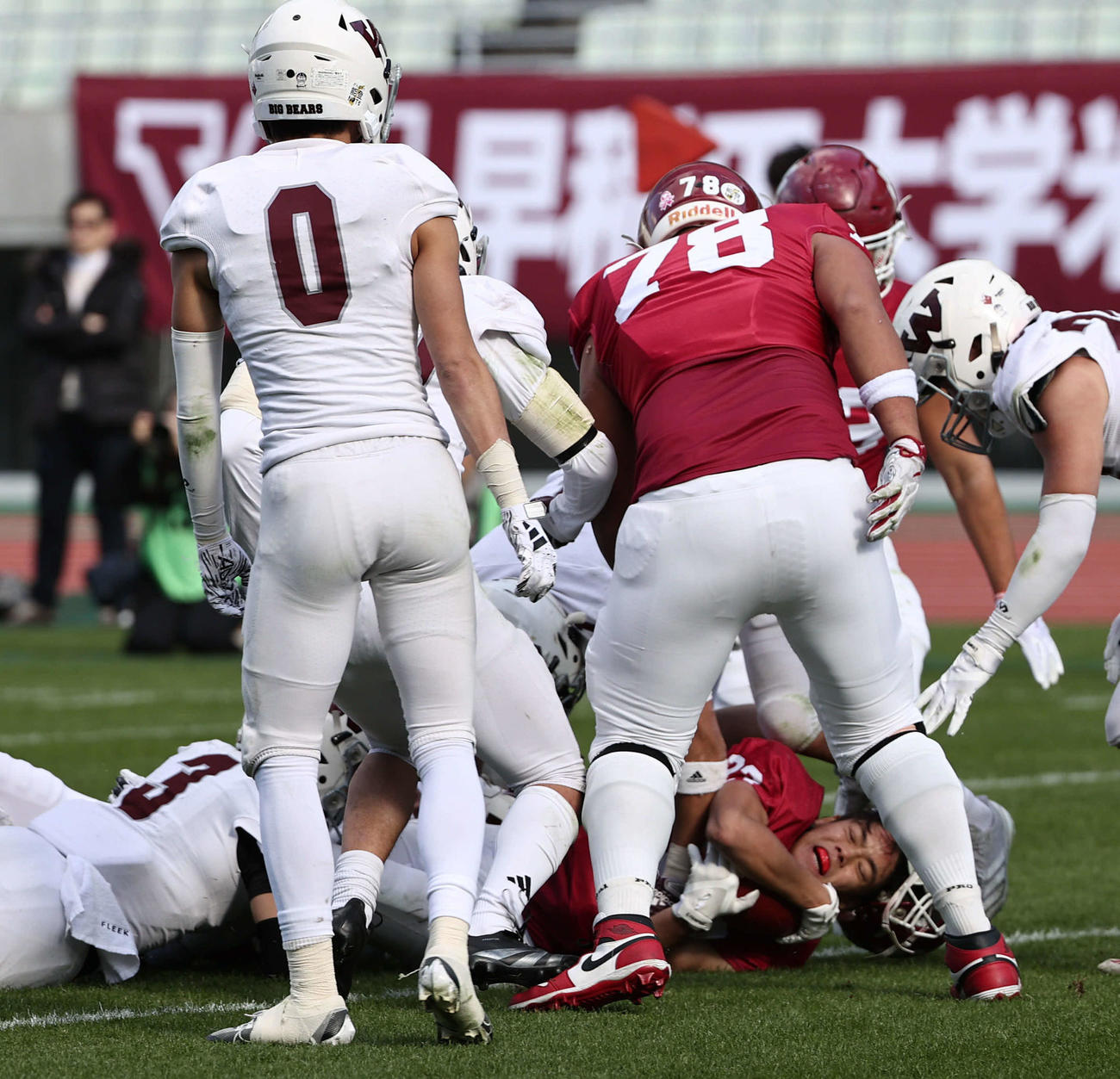 立命大対早大　第2Q、立命大蓑部（中央）は相手タックルを振りほどきタッチダウンランを決めるがヘルメットが脱げる二