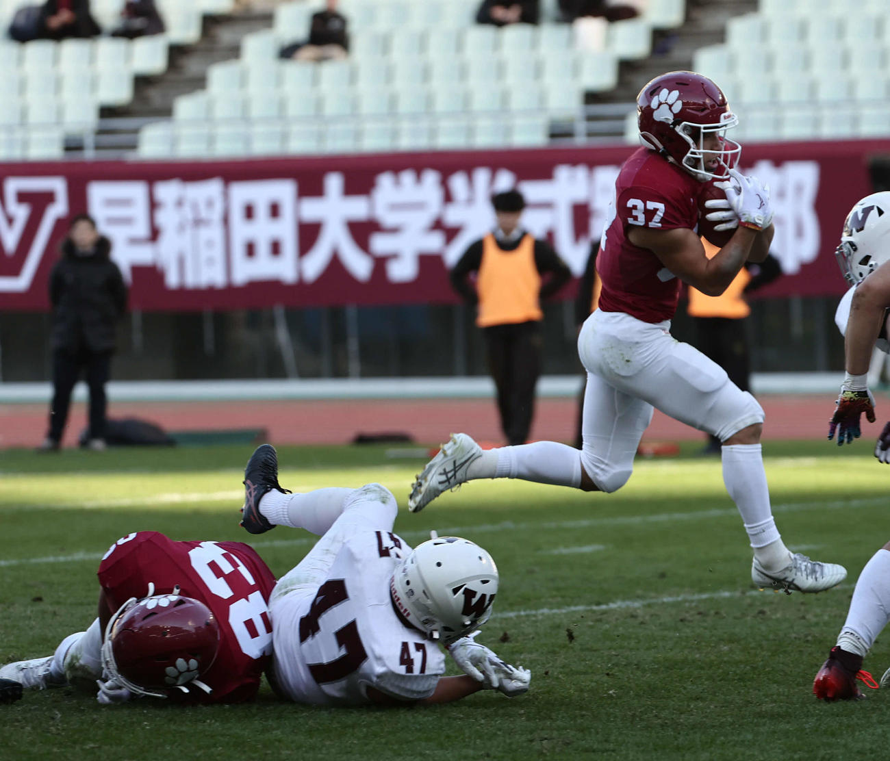 立命大対早大　第4QB、立命大横井はTDランを決める（撮影・西尾就之）