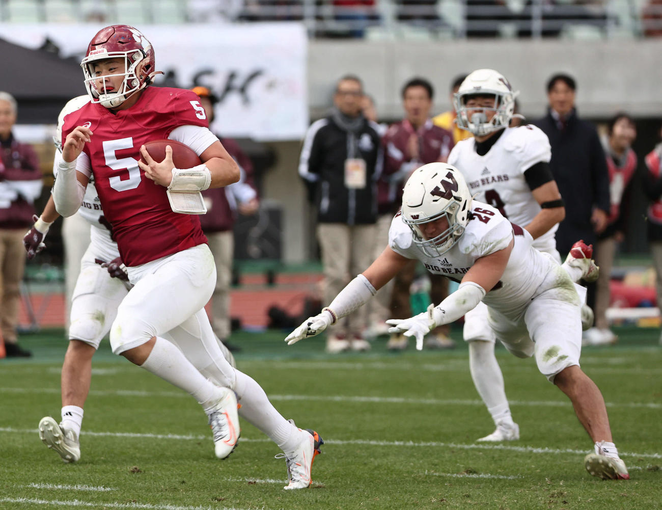 立命大対早大　第2Q、立命大QB竹田は独走でタッチダウンランを決める（撮影・西尾就之）