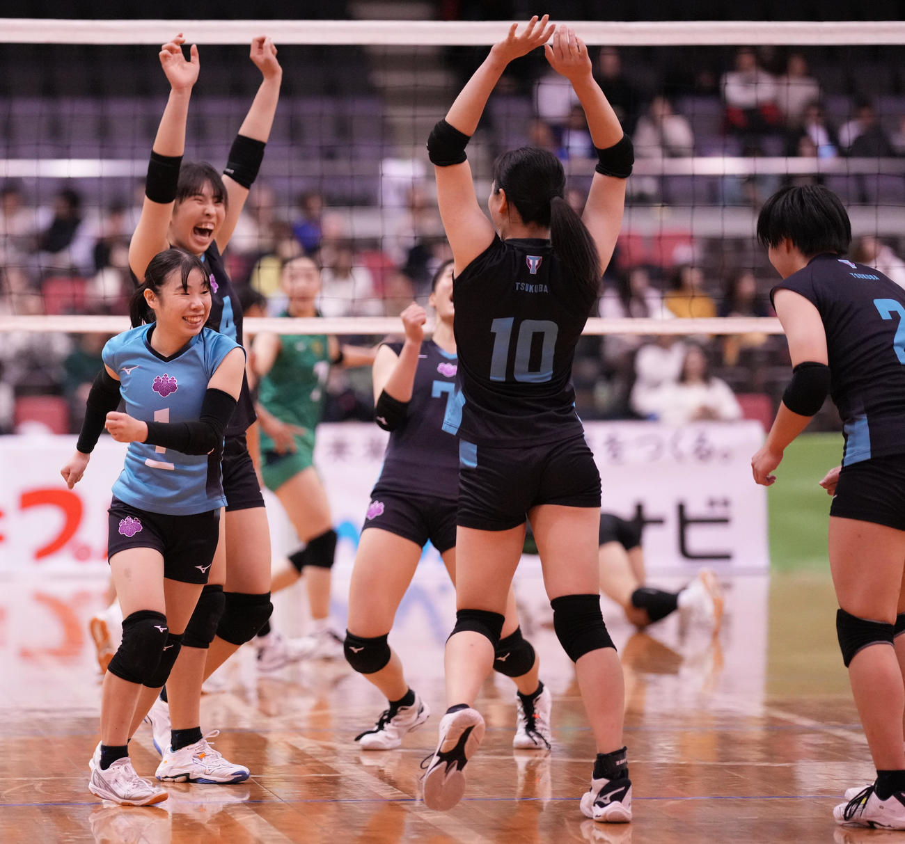 筑波大対青学大　第2セット、ポイントに喜ぶ筑波大の選手たち（撮影・鈴木みどり）