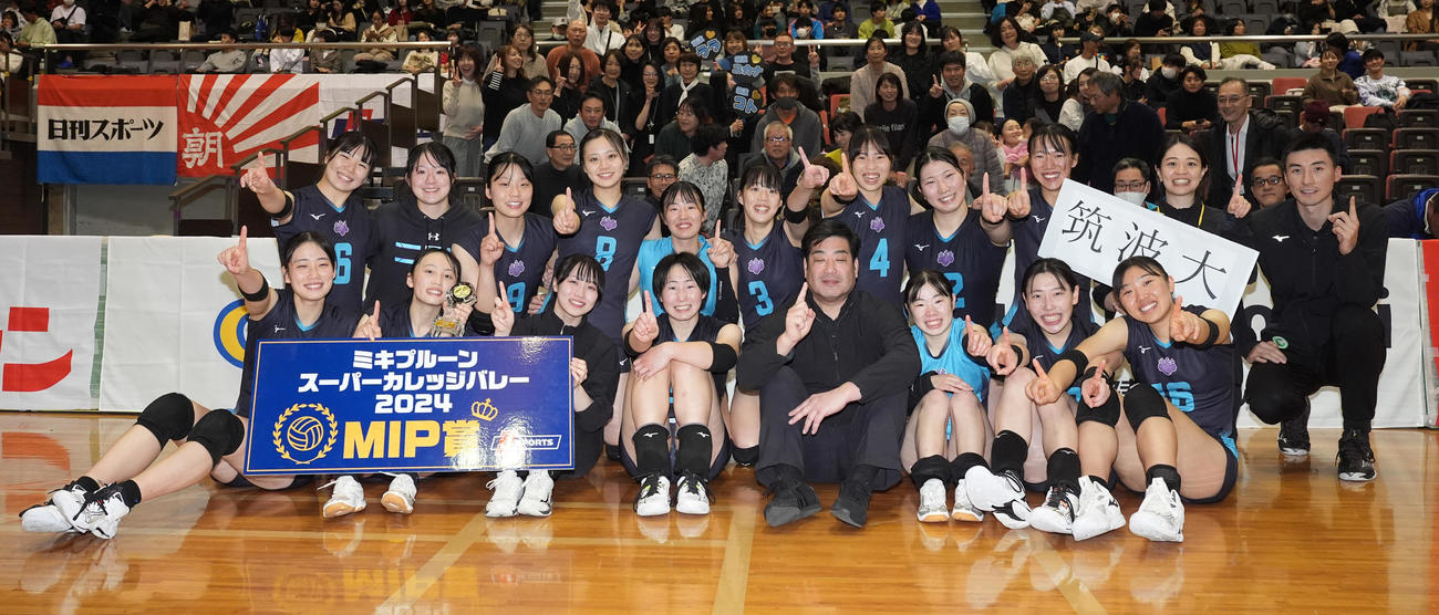 優勝し、記念撮影で笑顔の筑波大の選手たち（撮影・鈴木みどり）