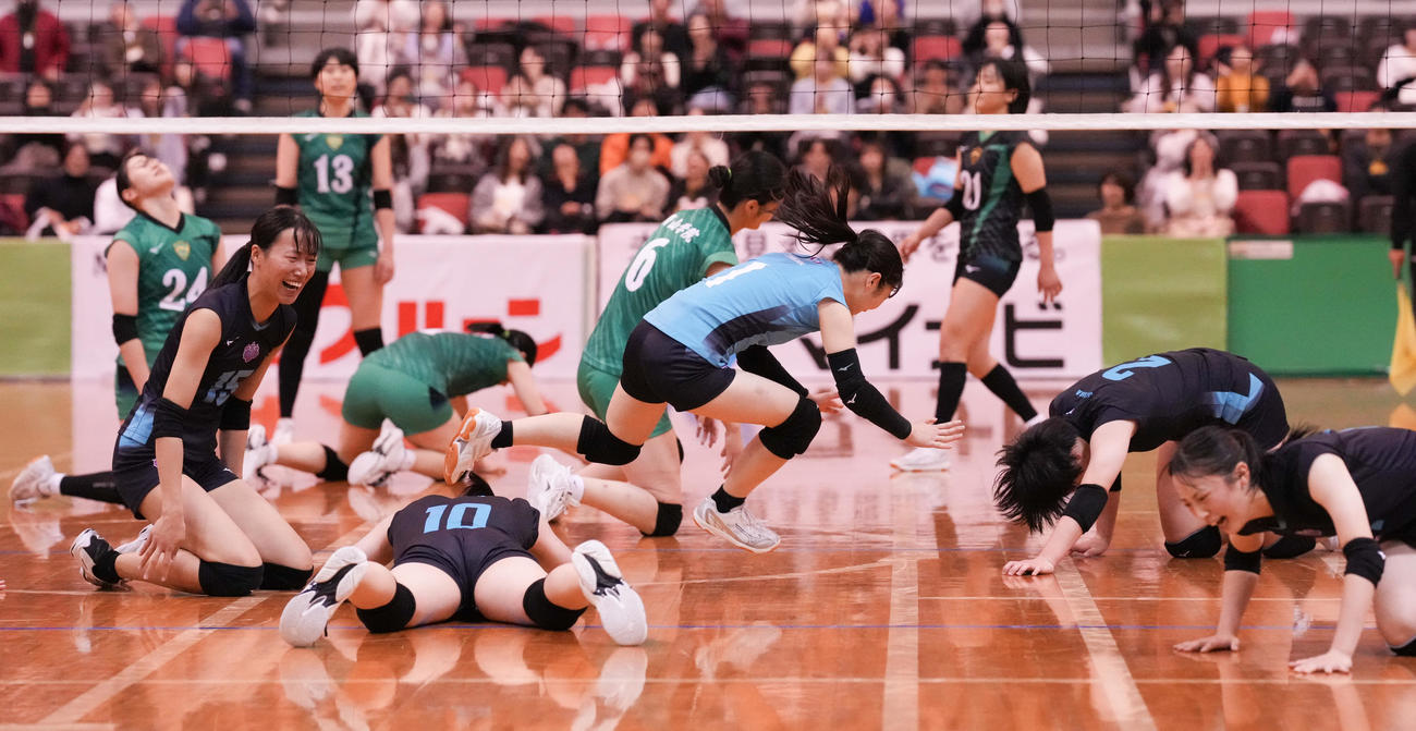 筑波大対青学大　優勝し、歓喜する筑波大の選手たち（撮影・鈴木みどり）