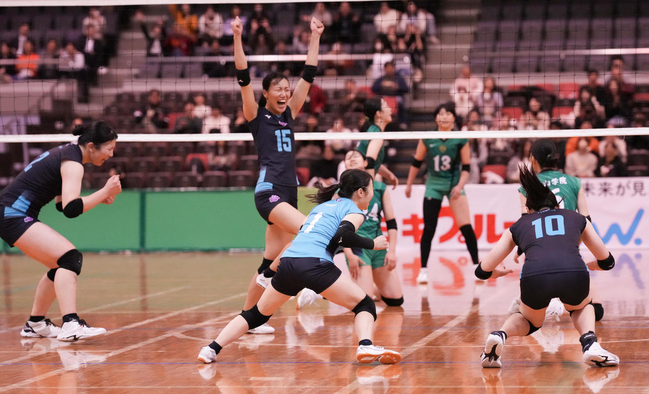 筑波大対青学大　優勝し、歓喜する筑波大の選手たち（撮影・鈴木みどり）