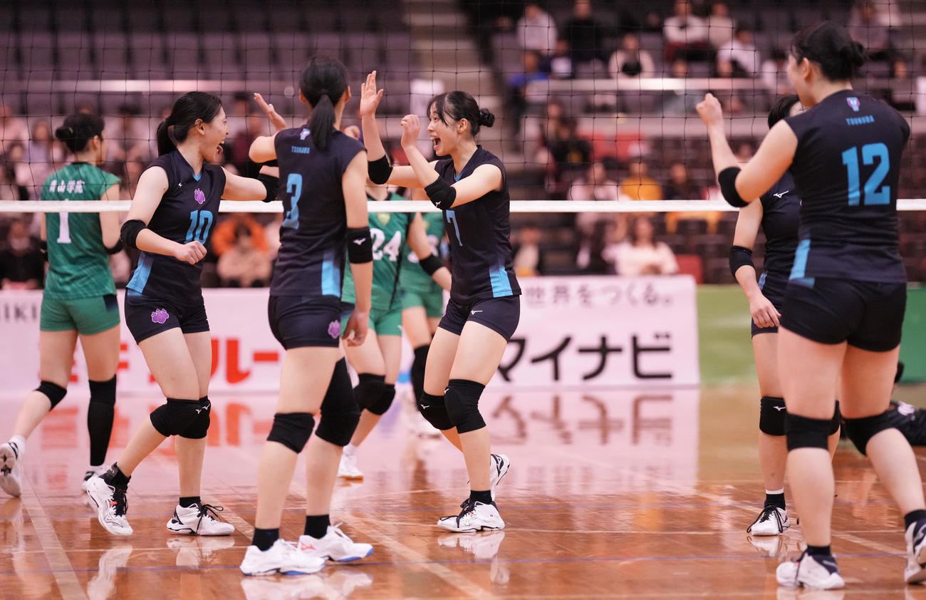 筑波大対青学大　第2セット、ポイントに喜ぶ筑波大の選手たち（撮影・鈴木みどり）