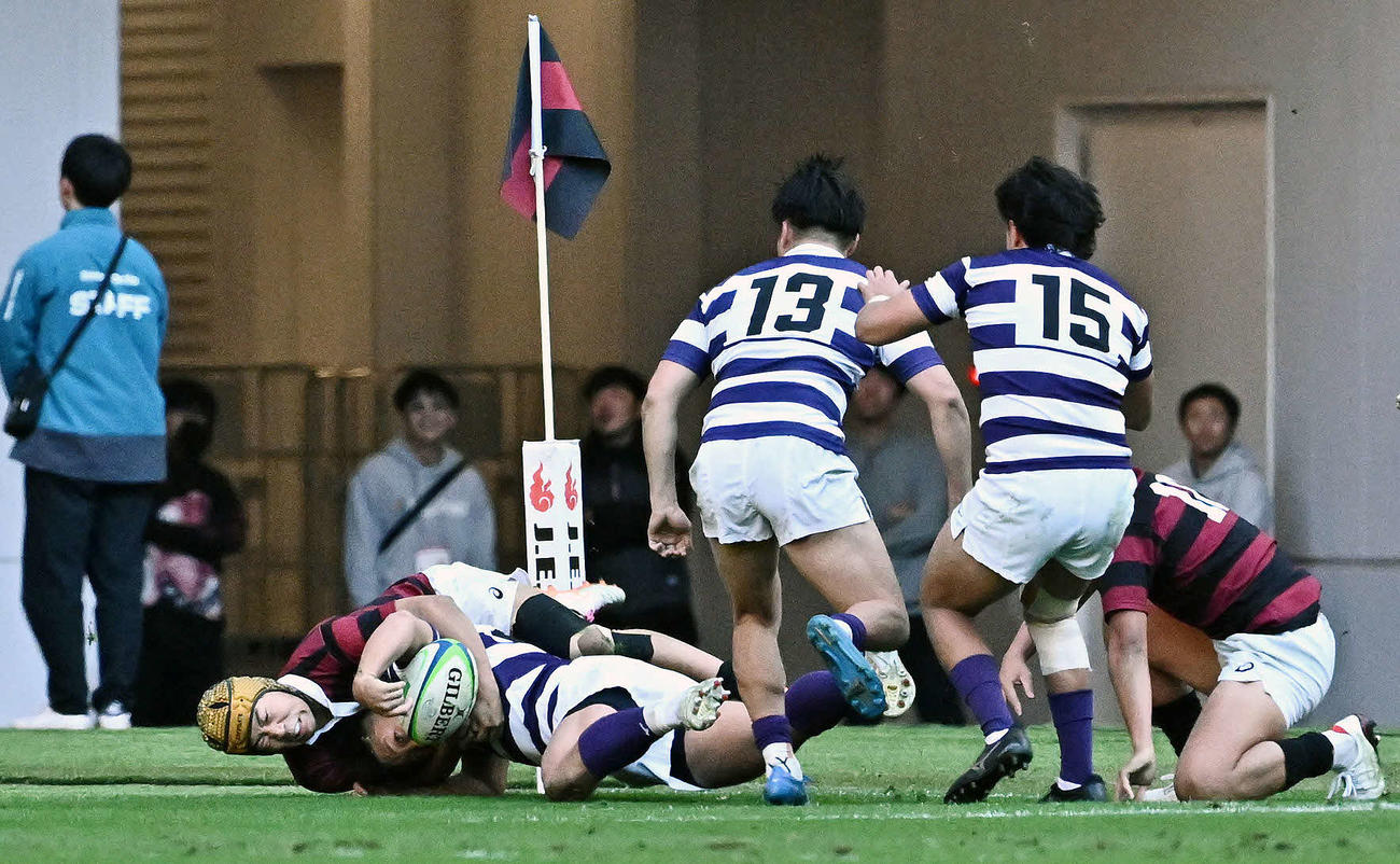 早大対明大　後半、早大・田中（左）は明大・伊藤にタックルしトライを阻止する（撮影・滝沢徹郎）