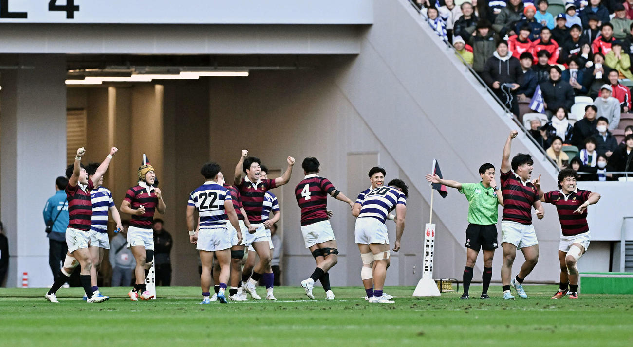 早大対明大　明大に勝利し喜ぶ早大の選手たち（撮影・滝沢徹郎）