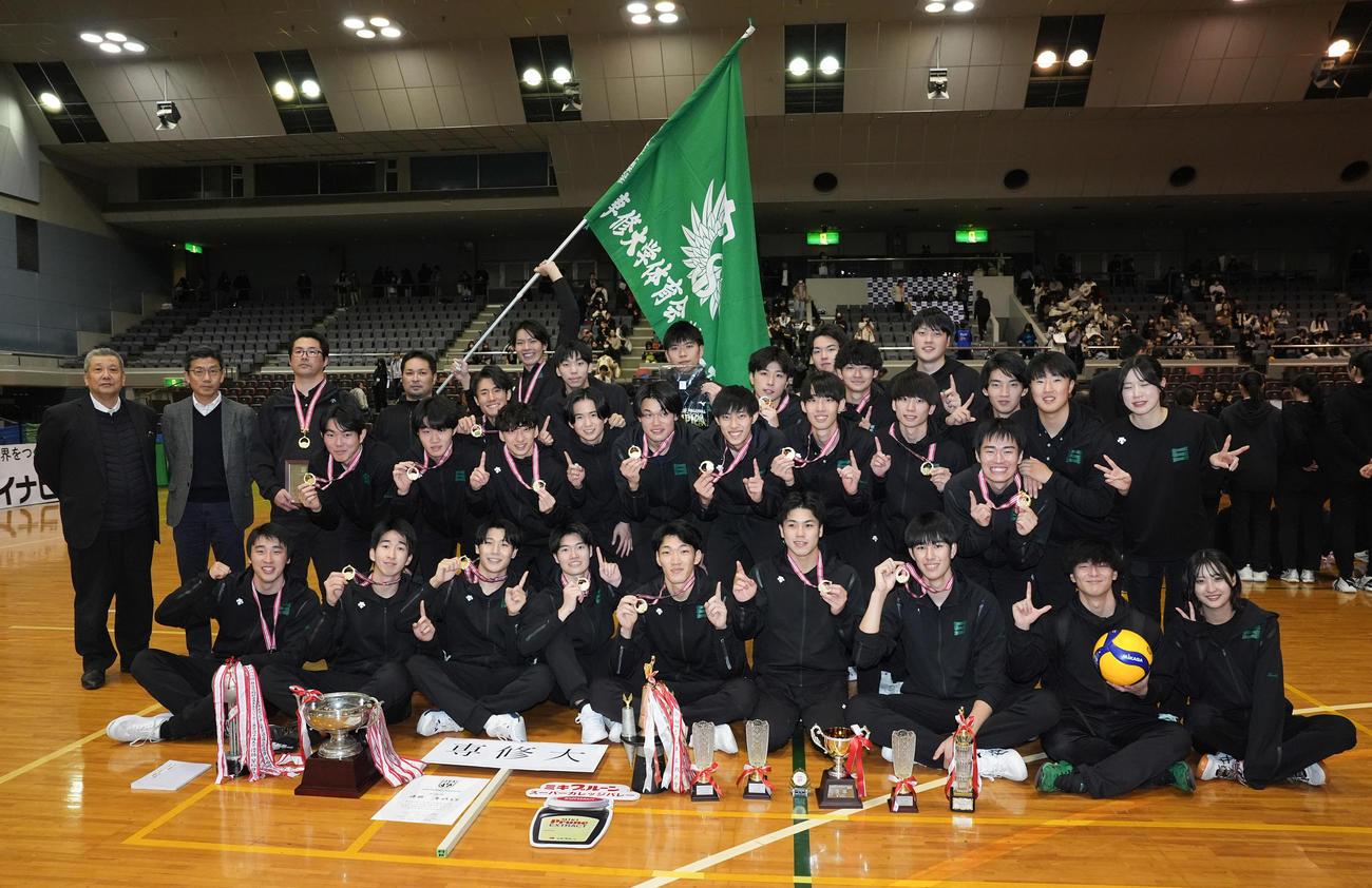優勝し笑顔で記念撮影に納まる専大の選手たち（撮影・鈴木みどり）