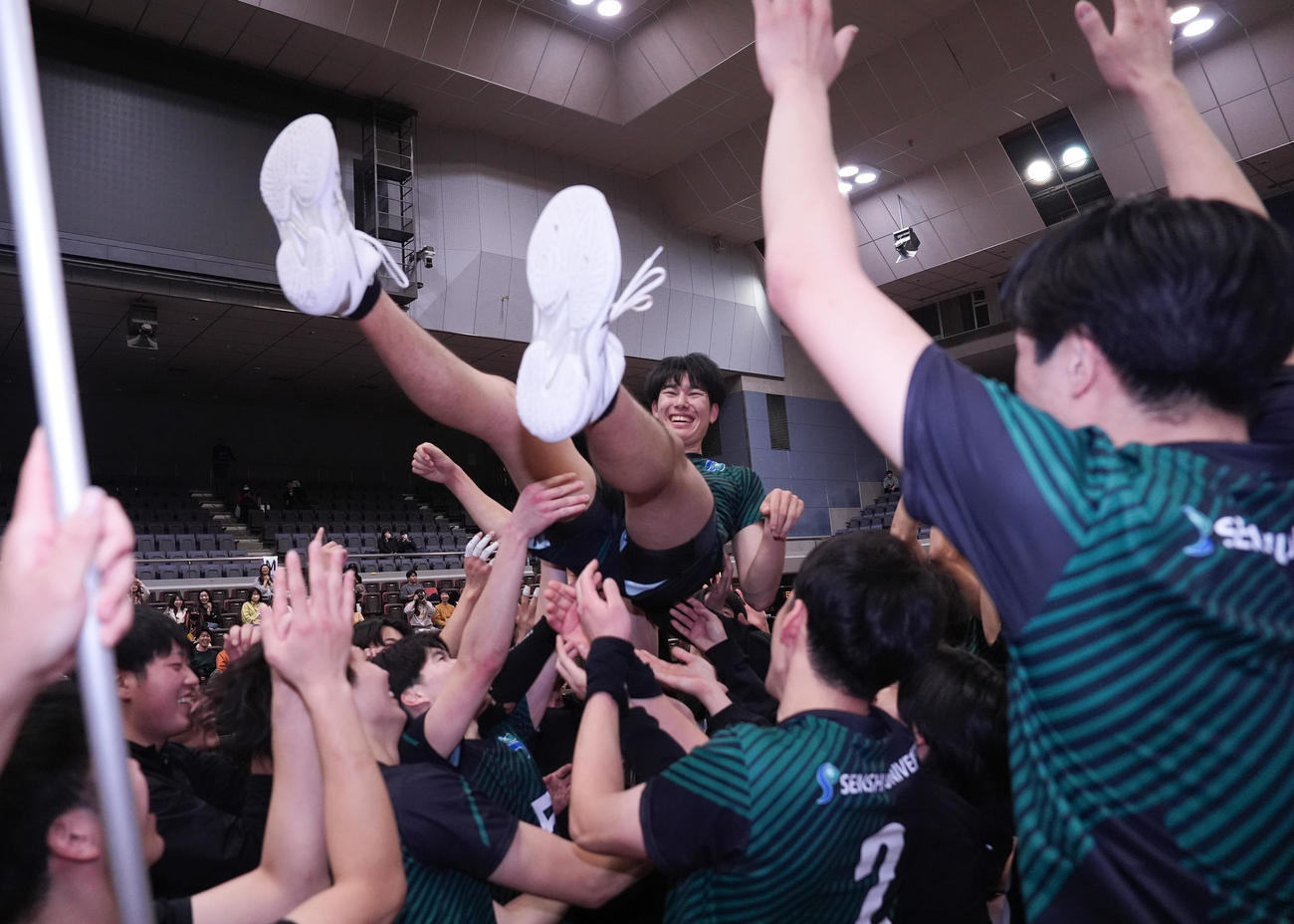 優勝し、胴上げされる専大・甲斐（撮影・鈴木みどり）