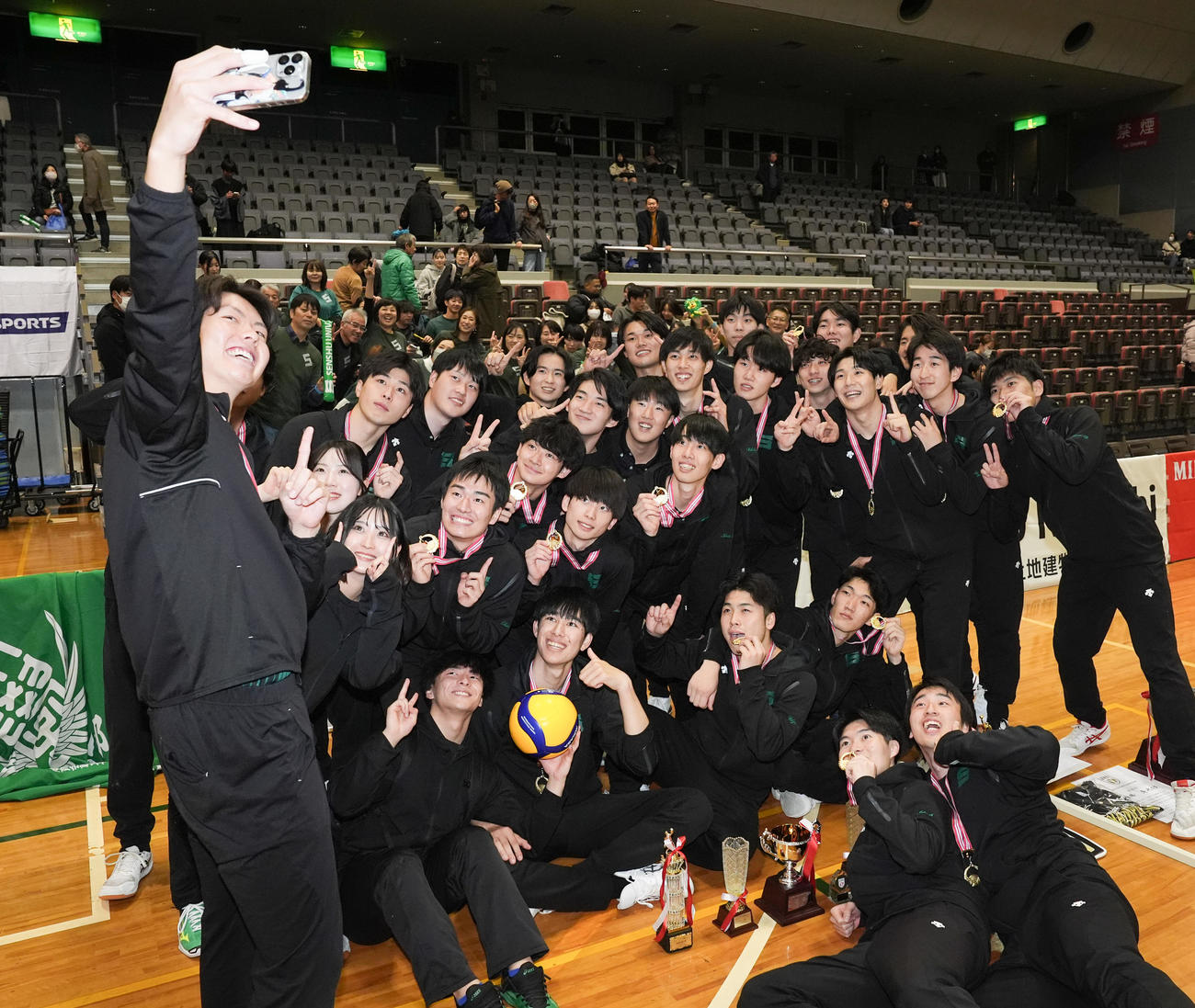 優勝し笑顔で自撮りする専大の選手たち（撮影・鈴木みどり）