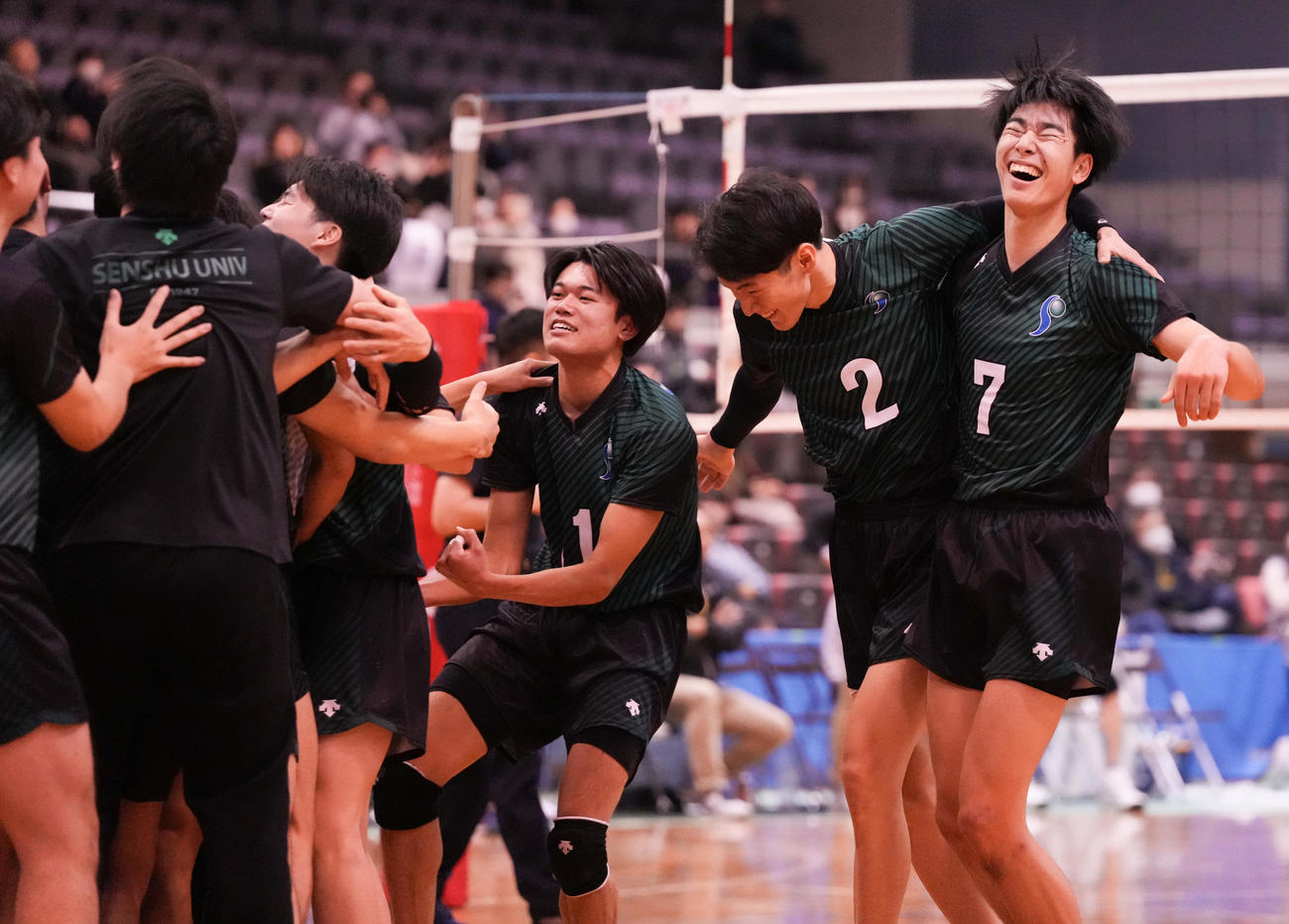 日体大に勝利し優勝を決め、歓喜する専大・甲斐（右）（撮影・鈴木みどり）