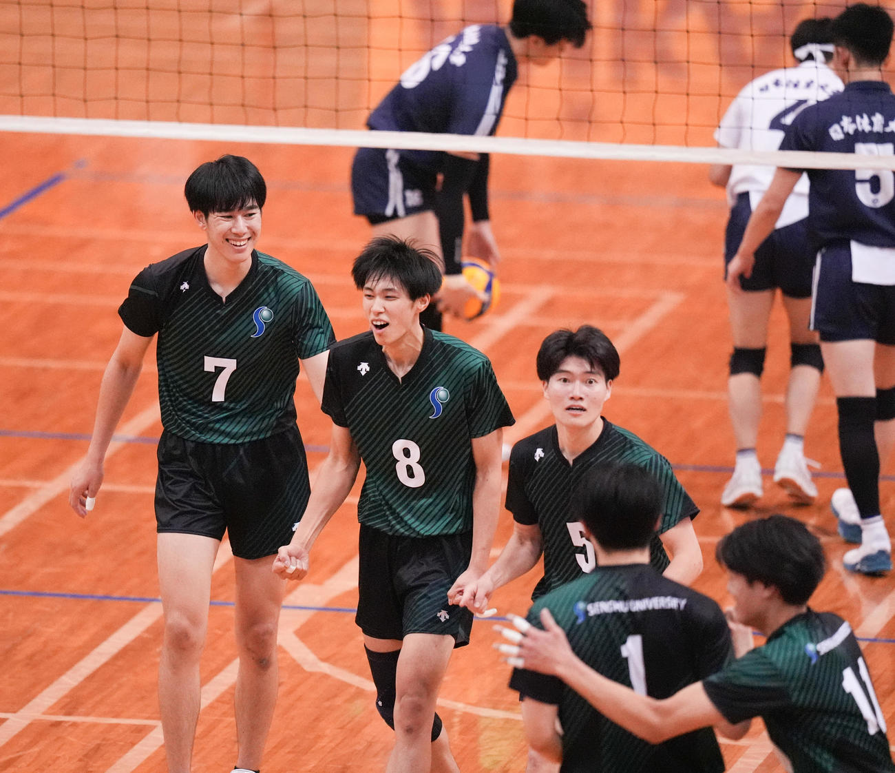 日体大対専大　第2セット、ポイントに喜ぶ専大・甲斐（左）ら（撮影・鈴木みどり）