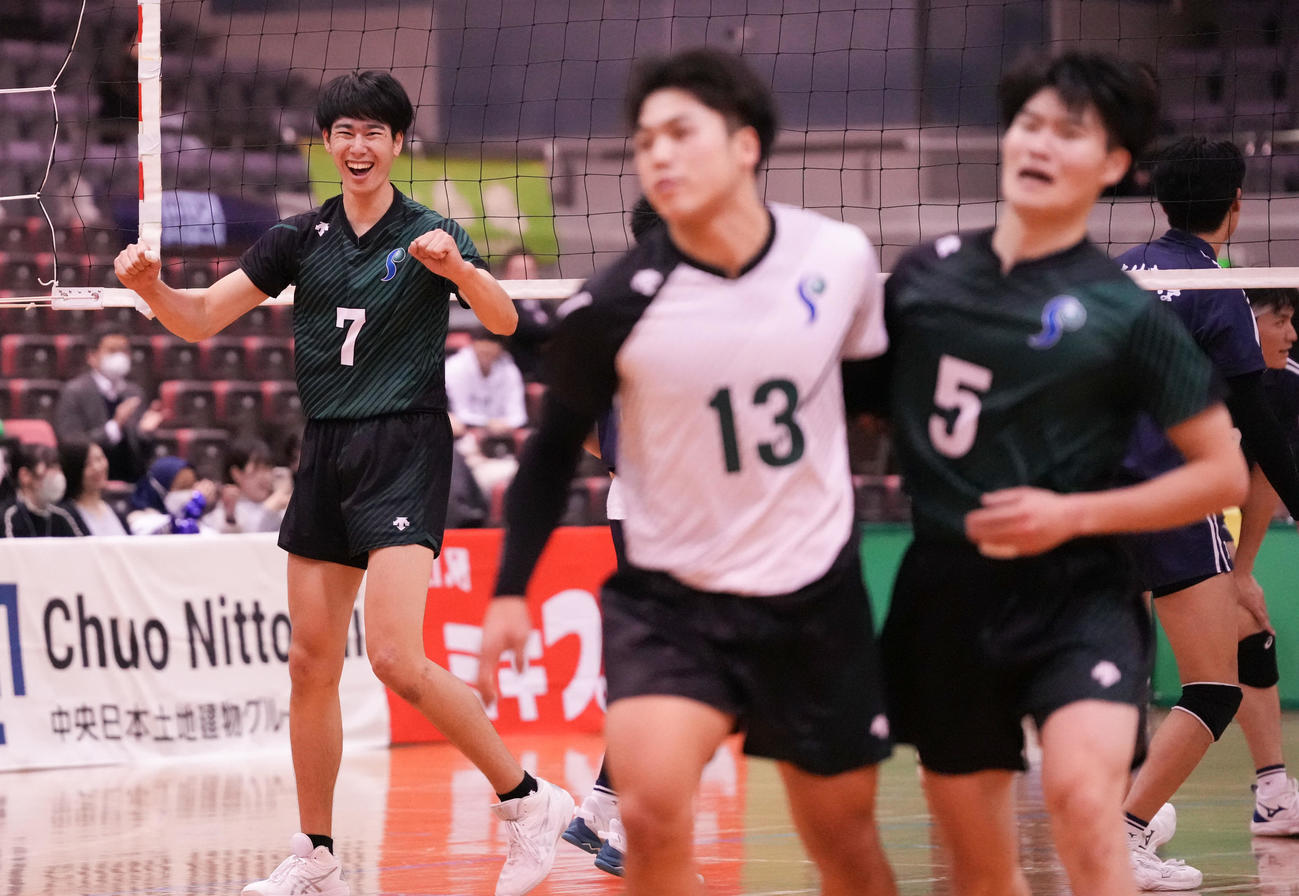 日体大対専大　第3セット、スパイクを決め喜ぶ専大・甲斐（左）（撮影・鈴木みどり）