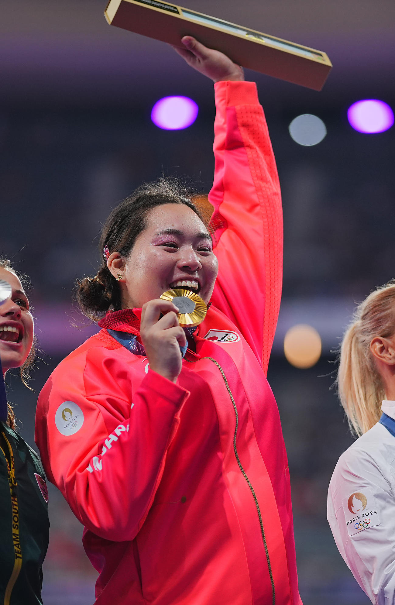 陸上女子やり投げの表彰台で金メダルを手に踊る北口（2024年8月10日撮影）