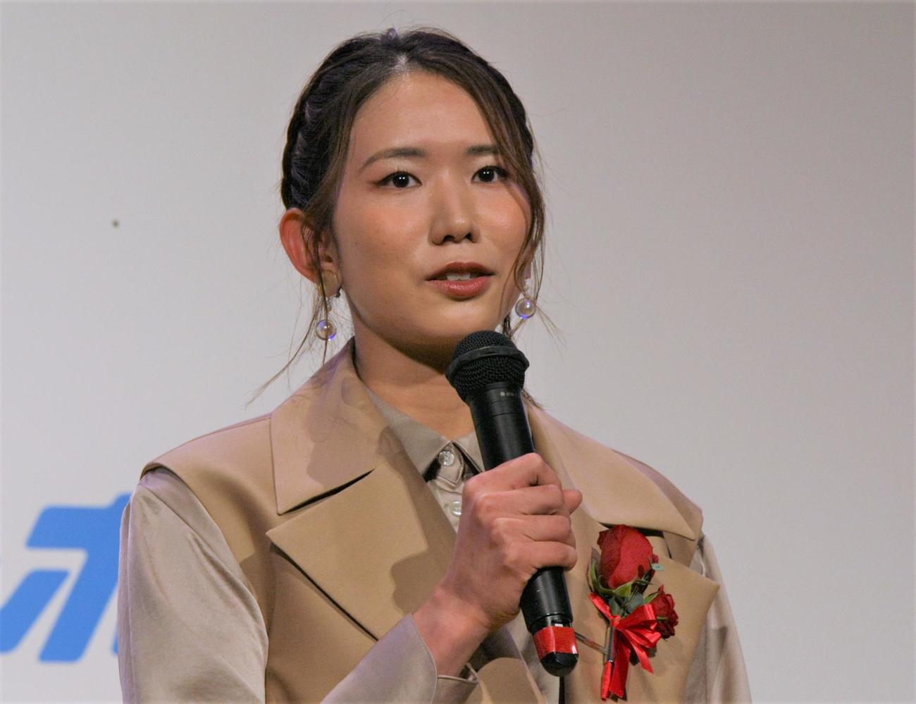 スポーツニッポンフォーラム「FOR ALL 2024」表彰式で特別賞を受賞した元バレーボール女子日本代表の古賀紗理那さん（撮影・藤塚大輔）
