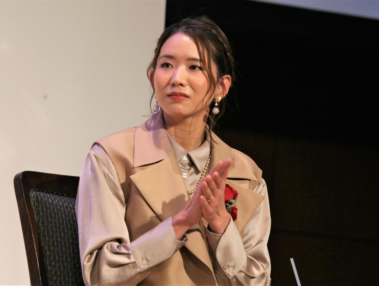 スポーツニッポンフォーラム「FOR ALL 2024」表彰式で特別賞を受賞した元バレーボール女子日本代表の古賀紗理那さん（撮影・藤塚大輔）