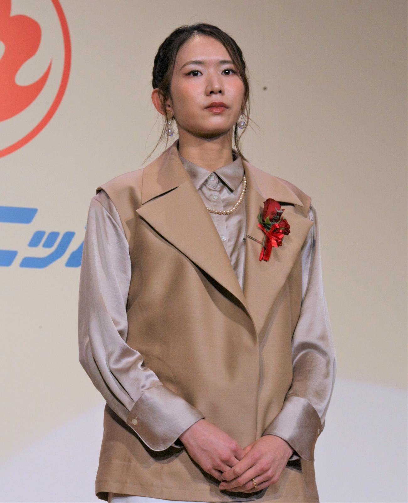 スポーツニッポンフォーラム「FOR ALL 2024」表彰式で特別賞を受賞した元バレーボール女子日本代表の古賀紗理那さん（撮影・藤塚大輔）