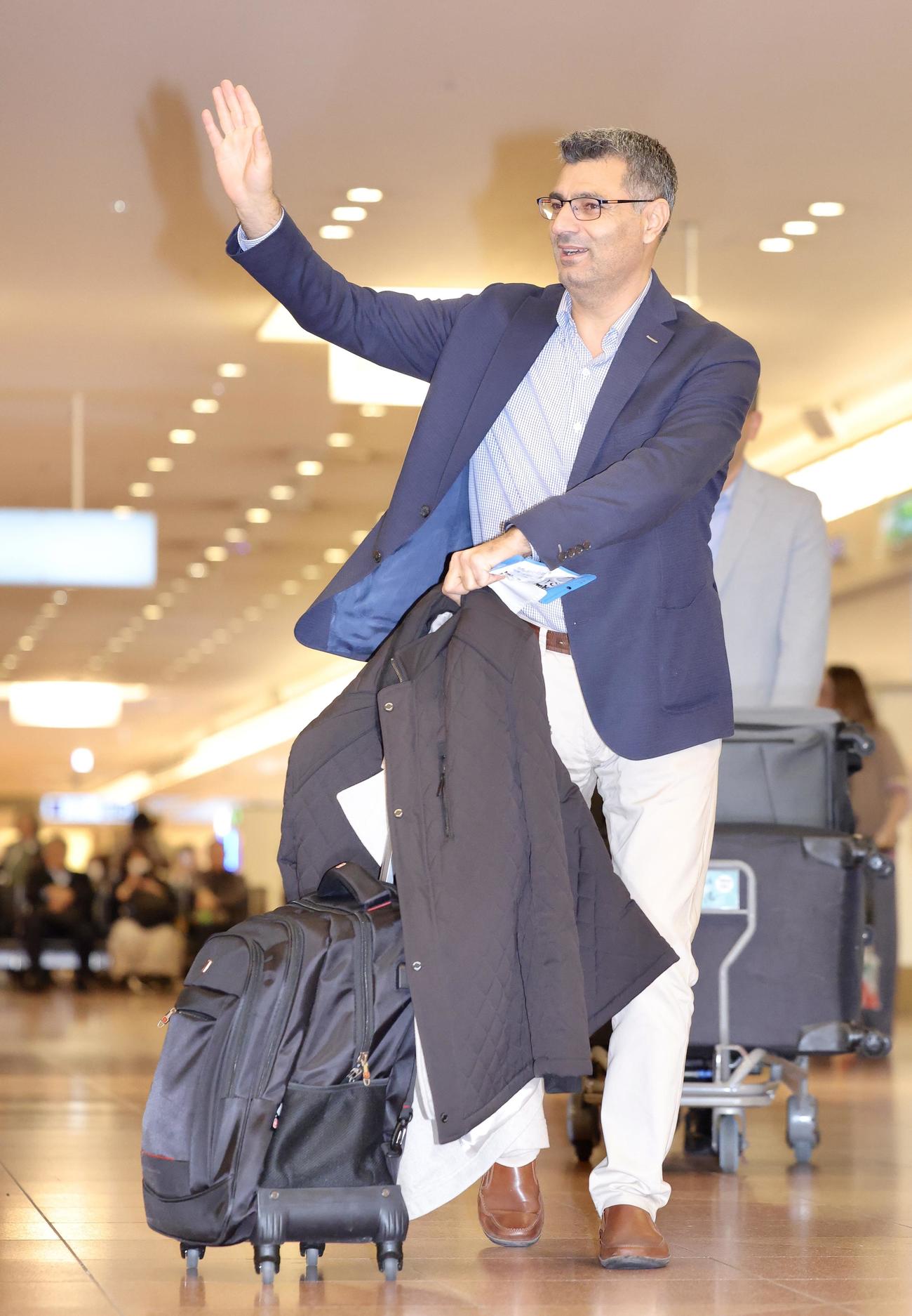 日本に到着し笑顔を見せる、パリ五輪射撃銀メダリストの「無課金おじさん」ことユスフ・ディケチ（撮影・河田真司）