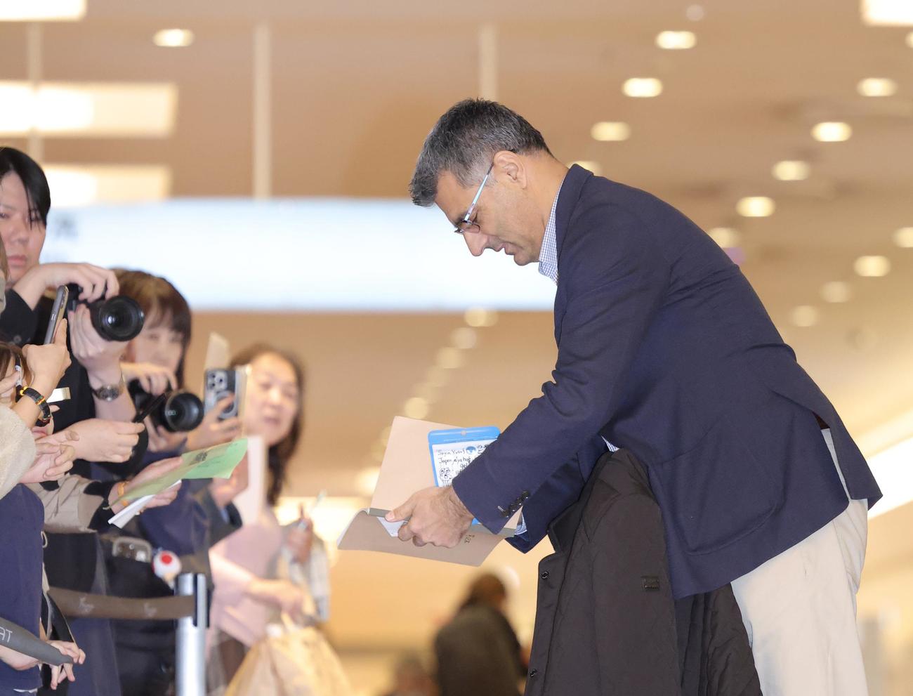日本に到着しファンサービスに応じる、パリ五輪射撃銀メダリストの「無課金おじさん」ことユスフ・ディケチ（撮影・河田真司）
