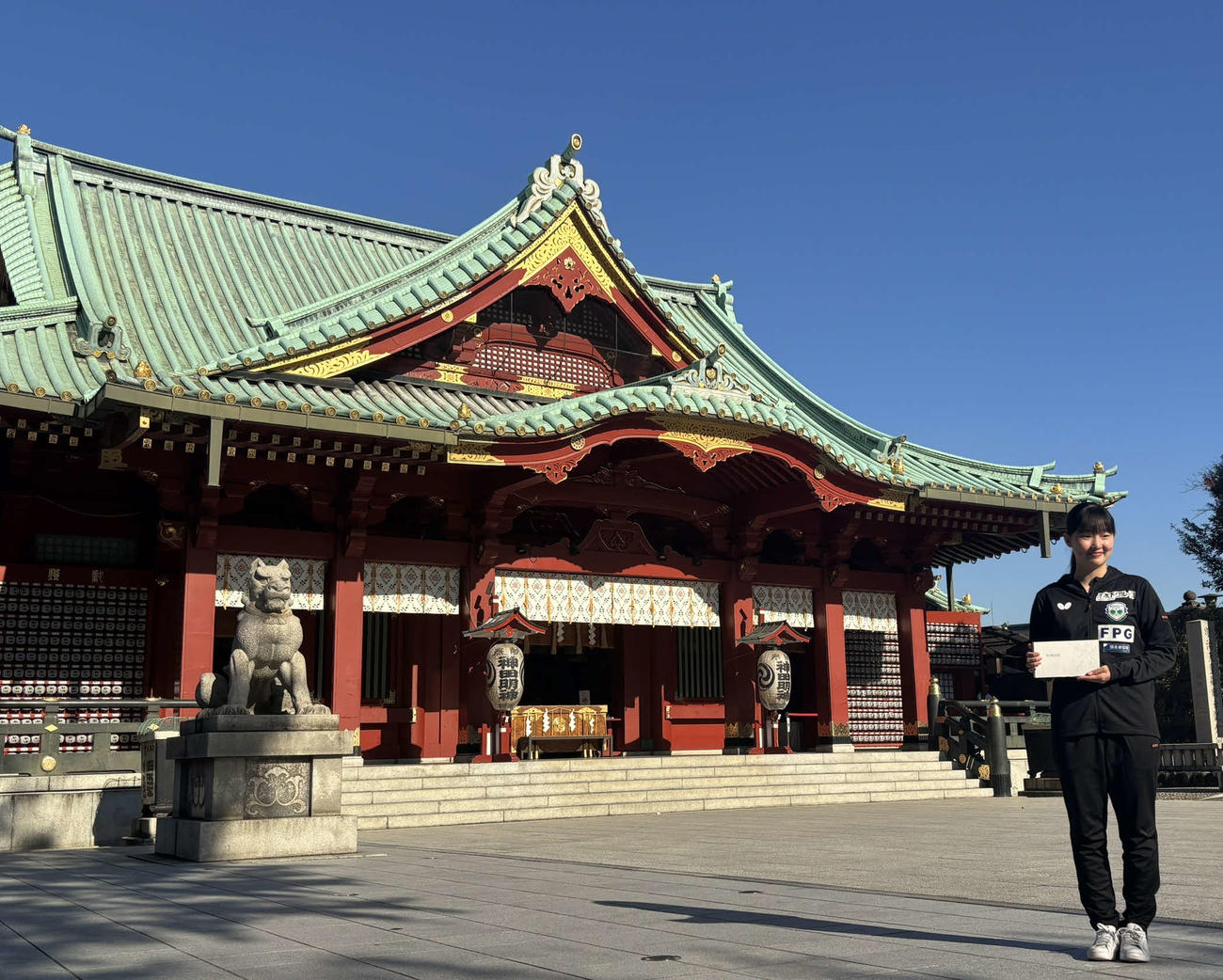 神田明神の御神殿前で写真に納まる張本（撮影・勝部晃多）
