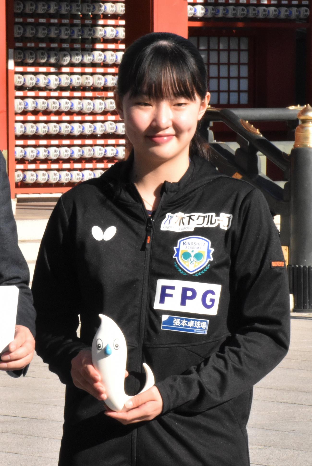 神田明神の御神殿前で写真に納まる張本（撮影・勝部晃多）
