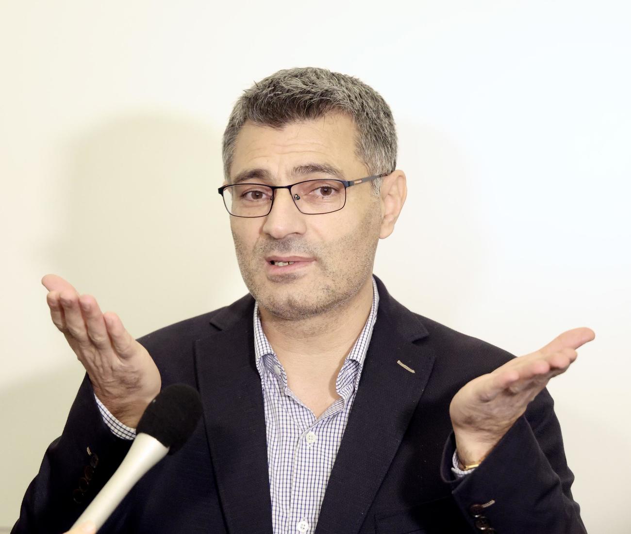取材に応じるパリ五輪射撃銀メダリストの「無課金おじさん」ことユスフ・ディケチ（撮影・河田真司）